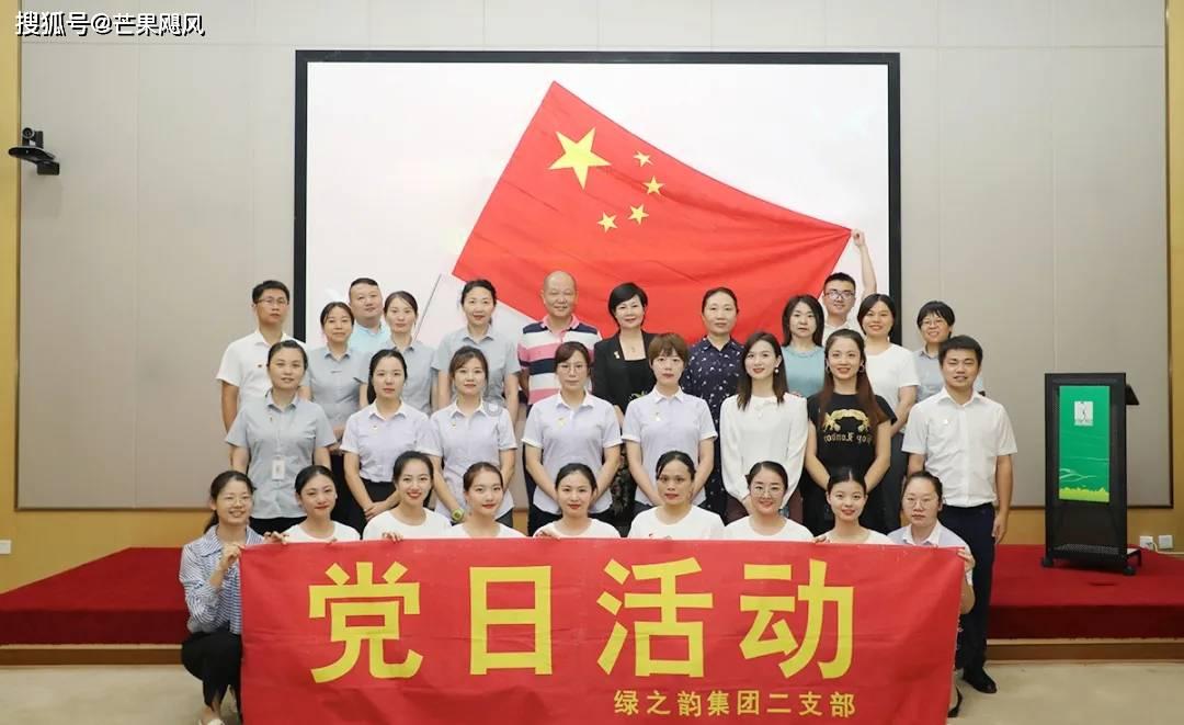 两名女童误入车流，俩男子见状没有迟疑上去营救